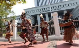 Pejuang lingkungan hidup suku Awyu dan suku Moi dari Papua mendatangi gedung Mahkamah Agung.