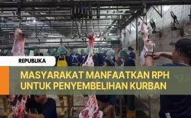 Pekerja melakukan pencacahan daging kurban di Rumah Potong Hewan (RPH) Dharma Jaya Cakung, Jakarta Timur, Jumat (6/6/2025).