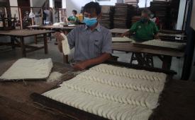 Pekerja menyelesaikan pembuatan misua atau mie tradisional China di salah satu industri rumahan di Surabaya, Jawa Timur, Senin (17/1/2022). 