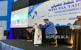 Pelajar SDI Azhari menjalani prosesi wisuda Alquran