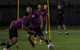 Pelatih Tim Nasional Indonesia Shin Tae-yong (kanan) memimpin latihan di Stadion Si Jalak Harupat, Bandung, Jawa Barat, Selasa (31/5/2022). Tim Nasional Indonesia melaksanakan latihan sekaligus uji coba lapangan sebagai persiapan melawan Bangladesh pada laga persahabatan FIFA, Rabu (1/6). 