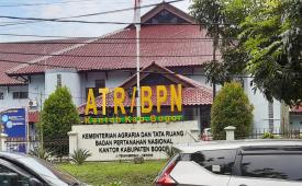 Pelayanan di Kantor Pertanahan Kab Bogor mengalami keterlambatan, akibatnya ribuan berkas pemohon menumpuk di sejumlah seksi.