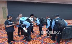 Pelepasan petugas haji Indonesia PPIH Arab Saudi Daker Makkah di Asrama Haji Cipondoh, Kota Tangerang, Selasa  (6/5/2025) malam.