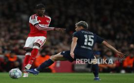 Pemain Arsenal Noni Madueke (kiri).