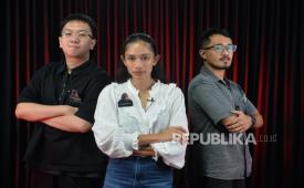 Pemain dan sutradara film Legenda Kelam Malin Kundang berkunjung ke kantor Republika di Jakarta pada Rabu (29/10/2025). Dari kiri ke kanan: sutradara Kevin Rahardjo, aktris Faradina Mufti, serta sutradara sekaligus co-writer Rafki Hidayat.