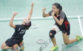 Pemain ganda putri Indonesia, Greysia Polli(kiri)dan Nitya Krishinda Maheswari meluapkan kegembiraannya setelah 