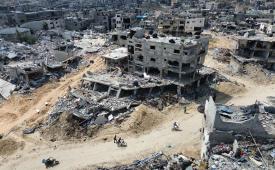 Pemandangan udara yang diambil dengan drone menunjukkan kehancuran umum di kota Khan Yunis di Jalur Gaza.