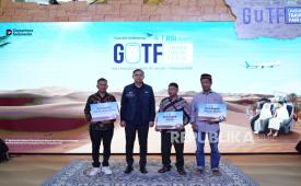 Pemberian paket umrah gratis untuk tiga orang marbot dari daerah terdampak bencana dalam ajang Garuda indonesia Umrah Travel Fair (GUTF) 2026.