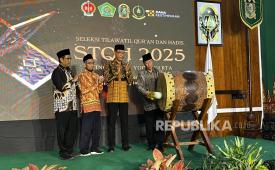 Pembukaan acara Seleksi Tilawatil Quran dan Hadits (STQH).