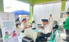 Pemeriksaan mata sekaligus pemberian kacamata untuk guru ngaji secara gratis di Muktamar ke-35 NU.