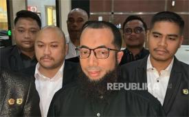 Pemilik biro travel PT Zahra Oto Mandiri (Uhud Tour), Ustadz Khalid Zeed Abdullah Basalamah di Gedung Merah Putih KPK, Jakarta Selatan, Selasa (9/9/2025).