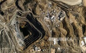 Penambangan mineral tanah jarang. China sangat konsen dengan tanah jarang untuk pengembangan teknologi.