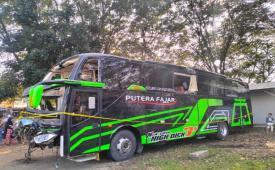 Penampakan bus pariwisata Trans Putera Fajar usai mengalamai kecelakaan di Ciater, Subang, Jawa Barat yang membawa rombongan SMK Lingga Kencana Depok pada Sabtu (11/5) petang, di Subang, Jawa Barat, Ahad (12/5/2024).