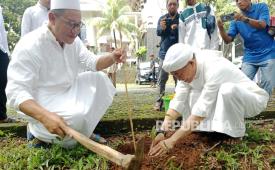 Penanaman pohon di Yayasan Az-Zikra, Sentul, Bogor.