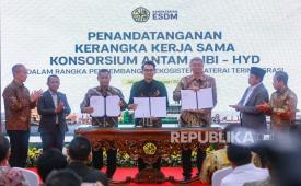 Penandatanganan framework agreement pengembangan industri baterai terintegrasi antara Indonesia Battery Corporation (IBC), PT Aneka Tambang Tbk. (ANTAM), dan Konsorsium HYD Investment Limited (HYD), yang dilaksanakan pada Jumat (30/1), di Jakarta. PT PLN (Persero) sebagai salah satu pemegang saham IBC mendukung langkah kolaborasi ini yang dinilai strategis untuk mendukung ekosistem kendaraan listrik nasional sekaligus sistem pembangkit listrik.