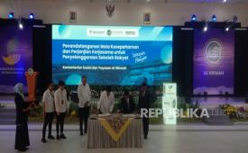 Penandatanganan MoU antara Menteri Sosial Saifullah Yusuf dengan Pembina Yayasan Al-Hikmah Ir Shakib Abdullah di Malang, Jawa Timur, Senin (19/5/2025).