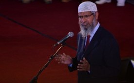 Penceramah asal India, Zakir Naik berceramah di hadapan ribuan peserta dan tokoh lintas agama di Baruga AP Pettarani, Universitas Hasanuddin, Makassar, Sulawesi Selatan, Senin (10/4).
