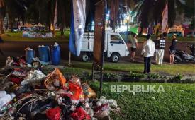 Pengangkutan sampah di Tangerang Selatan.