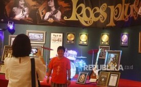Pengunjung melakukan swafoto di stand memorabilia grup musik Koes Plus. Keluarga Koes Plus melarang band TKoes menyanyikan lagu band legendaris itu.