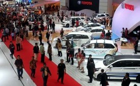 Pengunjung melihat-lihat mobil berbagai merek yang dipajang pada ajang Indonesia International Motor Show (IIMS) 2014 di JIEXpo, Kemayoran, Jakarta, Kamis (18/9). (Prayogi/Republika)