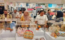 Pengunjung melihat produk pelaku UKM yang difasilitasi di salah satu toko ritel modern wilayah Kabupaten Sidoarjo, Jawa Timur, Jumat (26/4/2024). 