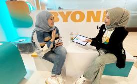 Pengunjung sedang mengunjungi salah satu booth BSI di salah satu Mall di Jakarta dan antusias mendownload SuperApp BYOND by BSI.