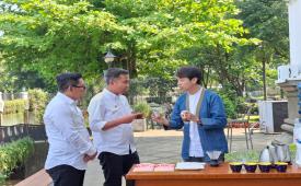  Penjabat Gubernur Jabar Bey Machmudin saat bertemu brewer Ryan Wibawa yang memperkenalkan kopi ekselsa Sumedang kepada dunia internasional di Gedung Sate Bandung, Kamis (16/5/2024).