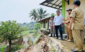 Penjabat (Pj) Gubernur Jawa Barat (Jabar) Bey Triadi Machmudin meninjau langsung lokasi tanah bergerak di Cianjur