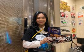 Penulis Karin Kemayu resmi merilis novel berjudul Bukan Sekadar Cinta dalam konferensi pers di kawasan Cipete, Jakarta, Senin (10/11/2025).
