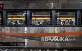 Penumpang duduk di dalam rangkaian Kereta Api (KA) Argo Bromo Anggrek tujuan Stasiun Gambir Jakarta di Stasiun Tawang, Semarang, Jawa Tengah, Rabu (28/4/2021). 
