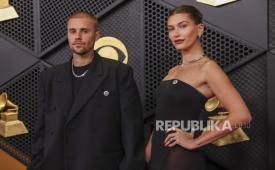 Penyanyi Justin Bieber (kiri) dan model serta sosialita AS Hailey Bieber menghadiri karpet merah untuk upacara Penghargaan Grammy ke-68 di Crypto.com Arena di Los Angeles, California, AS, 1 Februari 2026.