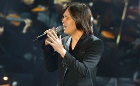 Penyanyi Once Mekel. Ahmad Dhani melarang Once menyanyikan lagu-lagu Dewa 19 untuk sementara waktu.