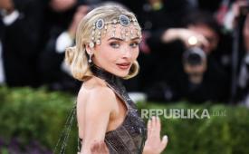 Penyanyi Sabrina Carpenter. Dia mengajukan permohonan perlindungan terhadap seorang pria yang disebut berbahaya karena telah menguntitnya selama lebih satu bulan.