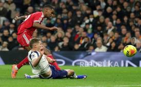 Penyerang Liverpool Alexander Isak ditekel bek Tottenham Hotspur Micky van de Ven.