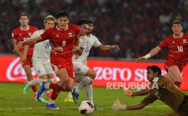 Penyerang timnas Indonesia Mitchell Lee Baker berusaha menjebol gawang Thailand pada final FIFA ASEAN Cup 2026 di Stadion Utama Gelora Bung Karno, Senayan, Jakarta, Senin (5/10/2026).