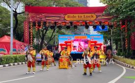 Perayaan Tahun Baru Lunar New Year 2026 bertema Ride to Luck (Join the Journey, Catch the Luck) yang digelar di kawasan Sudirman Central Business District (SCBD), Jakarta, Senin (16/2/2026).