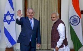 Perdana Menteri India Narendra Modi bersama PM Israel Benjamin Netanyahu di New Delhi, India, Senin (15/11).