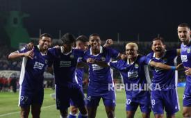 Para pemain Persib Bandung merayakan gol ke gawang Arema dalam laga Grup A Piala Presiden 2026.