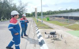 Pertamina NRE menggunakan drone dan AI untuk memeriksa keandalan sistem PLTS. 
