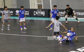 Pertandingan tim putra UNY melawan UIN Suka pada laga semifinal Campus League Futsal Regional Yogyakarta 2026 di GOR Ki Bagoes Hadikoesoemo, Universitas Islam Indonesia (UII), Senin (26/10/2026).