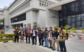 Perwakilan petani sawit di depan Gedung Mahkamah Agung.
