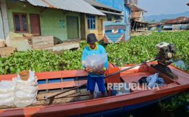 Petani KJA di Waduk Cirata, Cipeundeuy, Kabupaten Bandung Barat