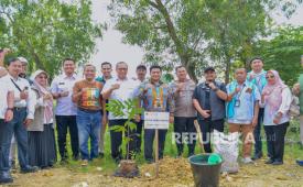 Petrokimia Gresik, anggota holding Pupuk Indonesia, melalukan penanaman pohon produktif untuk mencegah longsor di Kelurahan Ngargosari, Kecamatan Kebomas, Kabupaten Gresik, Rabu (19/2/2025). 