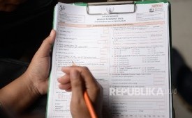 Petugas BPS melakukan Sensus Ekonomi. (ilustrasi)