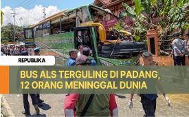 Petugas gabungan mengevakuasi Bus ALS (Antar Lintas Sumatera) yang mengalami kecelakaan di Kota Padang Panjang, Sumatera Barat, Selasa (6/5/2025).