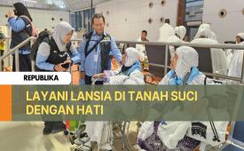 Petugas haji bersama jamaah haji lansia.