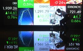 Petugas kebersihan melintasi layar digital pergerakan saham di Bursa Efek Indonesia, Jakarta, Jumat (24/6/2022). BUMI, CFIN, dan SILO direkomendasikan u untuk transaksi Selasa (28/3/2023).