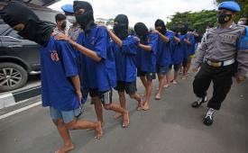 Petugas menggiring para tersangka aksi premanisme (Ilustrasi)