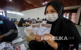 Petugas menunjukkan surat suara pemilihan ulang Gubernur dan Wakil Gubernur Kalimantan Selatan. (Ilustrasi)