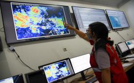 Petugas meunjukkan citra satelit cuaca di kantor Balai Besar Metereologi Klimatologi dan Geofisika (BBMKG)  ilustrasi